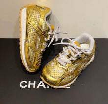 Load image into Gallery viewer, Children shoes gold
