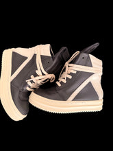 Load image into Gallery viewer, Children shoes
