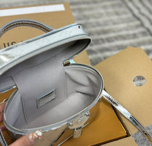 Load image into Gallery viewer, Mommy vanity bag
