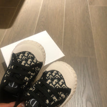 Load image into Gallery viewer, Baby shoes
