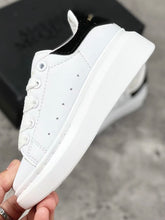 Load image into Gallery viewer, Children shoes
